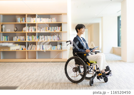 図書館で車椅子に乗っている若い女性 116520450