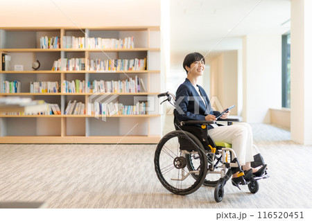 図書館で車椅子に乗っている若い女性 116520451