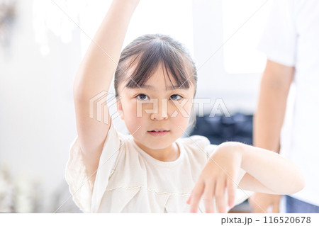 ダンスの練習をする小学生 ダンスの練習をする小学生 116520678