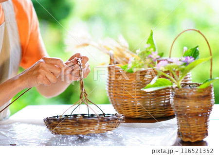 蔓で籠を編む女性と手作りの籠 116521352