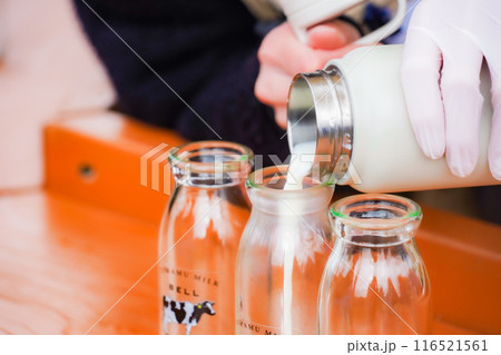 牛乳ボトルへの注入 116521561