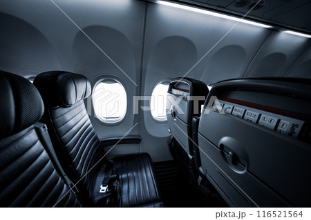 飛行機の座席と窓 116521564