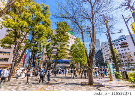 日本の東京都市景観 池袋駅前の東口五差路や繁華街などを望む。左奥はSUNSHINE60ST＝31日 116522371