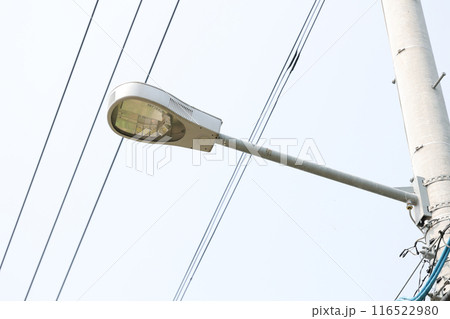 街路灯、電柱、照明、道路、歩道、明かり、電信柱、照らす、電気、安全 116522980