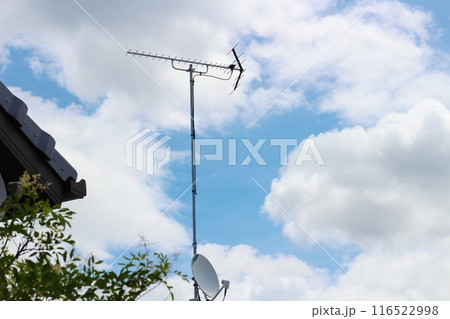 テレビのアンテナ 雲 青空 屋根の映り込み テレビのアンテナ 雲 青空 屋根の映り込み 116522998