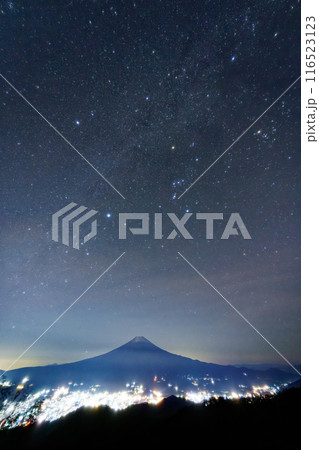 三ツ峠から見る冬の星座と富士山の夜景 三ツ峠から見る冬の星座と富士山の夜景 116523123