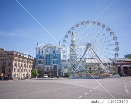 【ウクライナ】首都キーウの旧市街ポジールのランドマークである観覧車と閑散とした広場 116523140