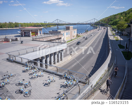 【ウクライナ】首都キーウのドニエプロ川沿いの幹線道路と広場に無造作に駐められた無数のレンタル自転車 116523155