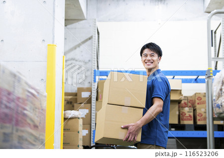 倉庫で働く若い男性 116523206