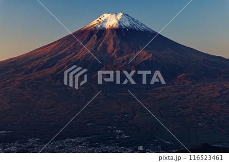三ツ峠から見る朝焼けの富士山 116523461