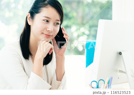 仕事する若い女性 仕事する若い女性 116523523