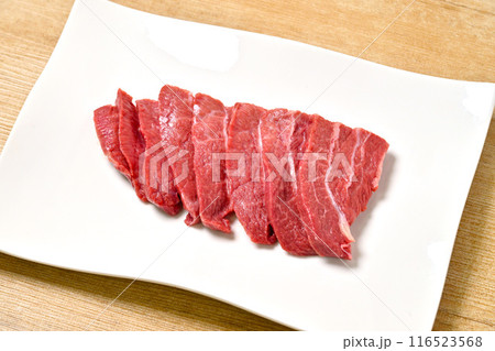 生肉・未加熱。牛頬肉、牛ほほ肉、牛ホホ肉焼肉用の精肉。 生肉・未加熱。牛頬肉、牛ほほ肉、牛ホホ肉焼肉用の精肉。 116523568