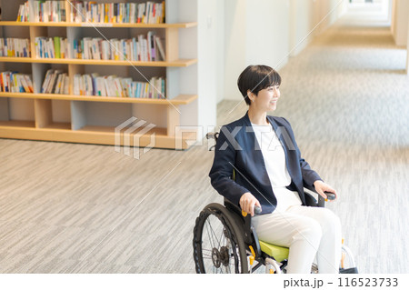 図書館で車椅子に乗っている若い女性 116523733
