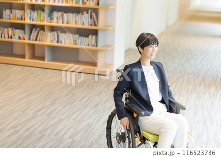 図書館で車椅子に乗っている若い女性 116523736