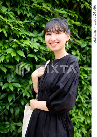 草むらの前に立つ女子大生 草むらの前に立つ女子大生 116524066