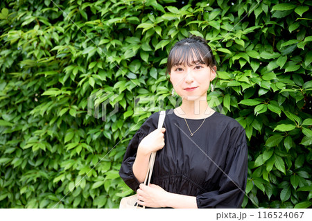 草むらの前に立つ女子大生 草むらの前に立つ女子大生 116524067