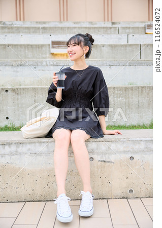 ベンチでコーヒーを飲む女子大学生 ベンチでコーヒーを飲む女子大学生 116524072