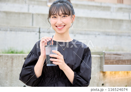 ベンチでコーヒーを飲む女子大学生 116524074