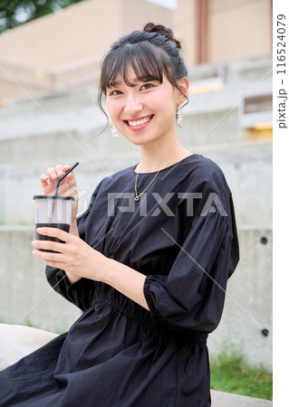 ベンチでコーヒーを飲む女子大学生 116524079