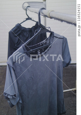 雨に濡れた洗濯物 116524151