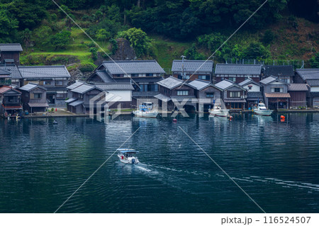 伊根の舟屋（若狭湾伊根浦・京都府伊根町） 116524507