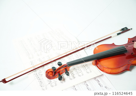 バイオリンと弓と楽譜と バイオリンと弓と楽譜と 116524645