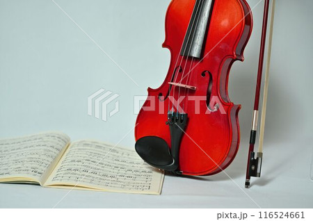 バイオリンと弓と楽譜と 116524661
