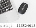 ノートパソコンとモバイルマウス 116524918