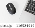 ノートパソコンとモバイルマウス 116524919