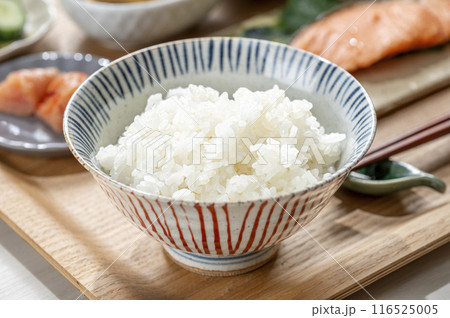 栄養バランスの取れた健康的な和食の朝食 116525005