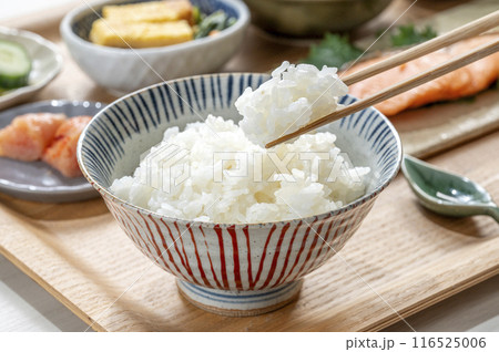 栄養バランスの取れた健康的な和食の朝食 116525006