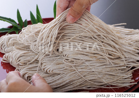 美味しそうな打ちたての生蕎麦 116525012