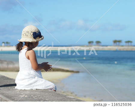 夏の海　麦わら帽子と女の子 116525036