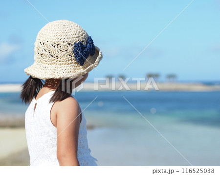 夏の海　麦わら帽子と女の子 116525038