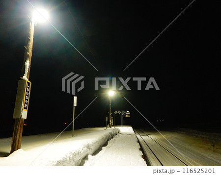 最後の冬を迎えた根室本線下金山駅の風景より 116525201