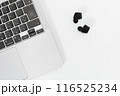 ノートパソコンとワイヤレスイヤホン 116525234
