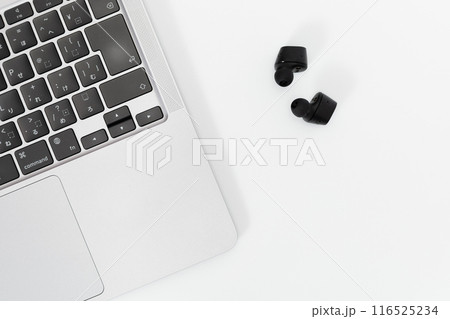ノートパソコンとワイヤレスイヤホン 116525234