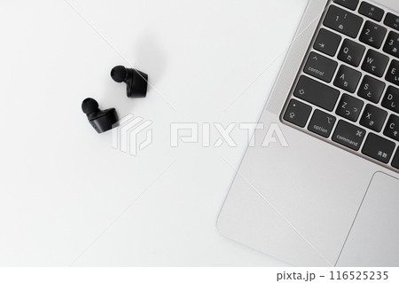 デバイス、ブルートゥース、無線、人物無し、ビジネス、充電、ノートパソコン、テレワーク、在宅、イヤホン デバイス、ブルートゥース、無線、人物無し、ビジネス、充電、ノートパソコン、テレワーク、在宅、イヤホン 116525235
