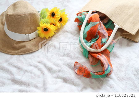 帽子とバッグ　夏のお出かけイメージ 116525323