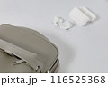 ショルダーバッグに入るワイヤレスイヤホン 116525368