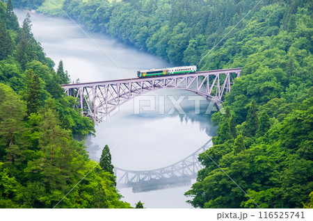 福島 只見線 川霧の第一只見川橋梁を渡る列車 福島 只見線 川霧の第一只見川橋梁を渡る列車 116525741