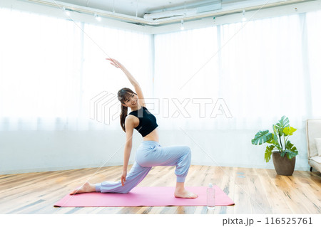 スポーツウェアの女性/ヨガ/ピラティス 116525761