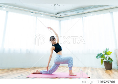 スポーツウェアの女性/ヨガ/ピラティス 116525766