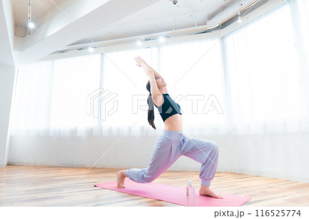 スポーツウェアの女性/ヨガ/ピラティス 116525774