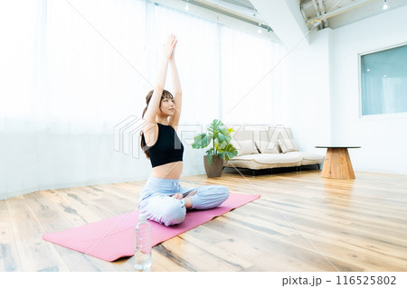 スポーツウェアの女性/ヨガ/ピラティス 116525802