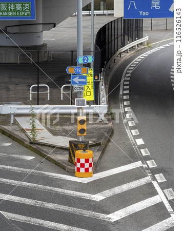 道路分岐部に設置されたブリンカーライトとクッションドラム 道路分岐部に設置されたブリンカーライトとクッションドラム 116526143
