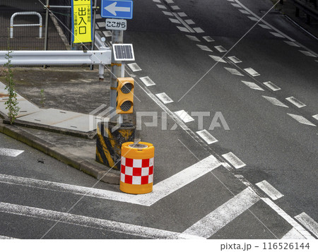 道路分岐部に設置されたブリンカーライトとクッションドラム 道路分岐部に設置されたブリンカーライトとクッションドラム 116526144