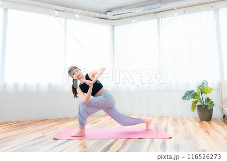 スポーツウェアの女性/ヨガ/ピラティス 116526273