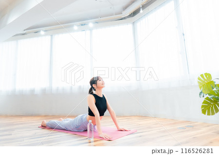 スポーツウェアの女性/ヨガ/ピラティス 116526281