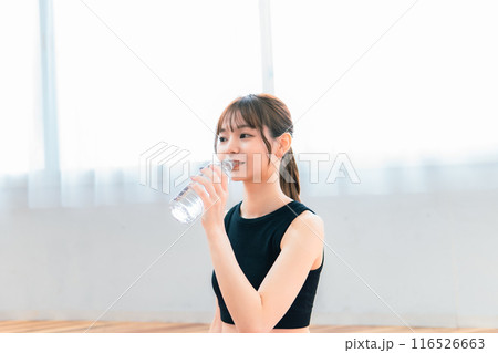 スポーツウェアの女性/ヨガ/ピラティス/休憩/水分補給 スポーツウェアの女性/ヨガ/ピラティス/休憩/水分補給 116526663